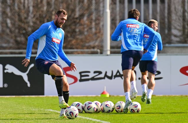 A first part of the Czech national football team has started its preparation for the World Cup play-offs in Prague, Czech Republic, on March 19, 2026.Tomas Chory (left) at a training session. (CTKxPhoto RomanxVondrous) CTKPhotoP2026031904386  CTKPhotoP2026031904386