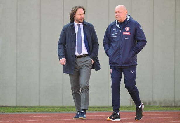 A first part of the Czech national football team has started its preparation for the World Cup play-offs in Prague, Czech Republic, on March 19, 2026. From left: general manager of Czech team Pavel Nedved and head coach Miroslav Koubek at a training session. (CTKxPhoto RomanxVondrous) CTKPhotoP2026031904464  CTKPhotoP2026031904464