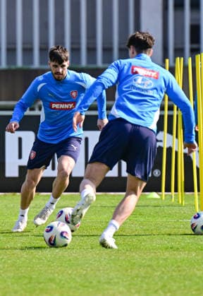 A first part of the Czech national football team has started its preparation for the World Cup play-offs in Prague, Czech Republic, on March 19, 2026. Milan Jirasek (left) at a training session. (CTKxPhoto RomanxVondrous) CTKPhotoP2026031904484  CTKPhotoP2026031904484