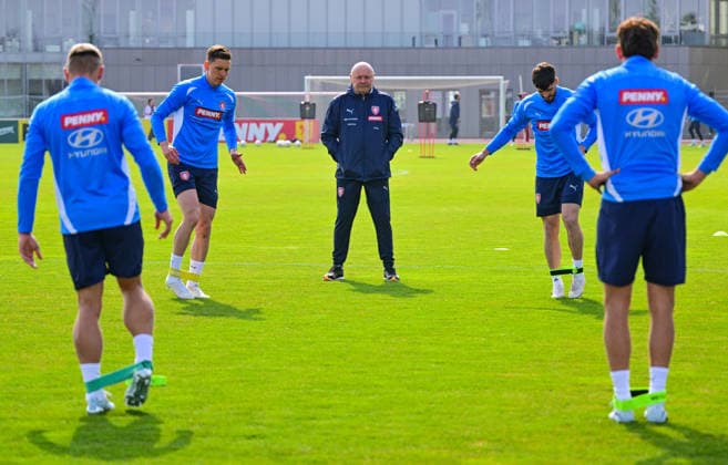 A first part of the Czech national football team has started its preparation for the World Cup play-offs in Prague, Czech Republic, on March 19, 2026. In the middle is seen head coach Miroslav Koubek during a training session. (CTKxPhoto RomanxVondrous) CTKPhotoP2026031904576  CTKPhotoP2026031904576