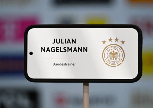 19 03 2026, xsltx, Fußball DFB Medientermine, DFB Pressekonferenz Kaderbekanngabe v l Namensschild Julian Nagelsmann Bundestrainer Deutsche Nationalmannschaft DFL DFB REGULATIONS PROHIBIT ANY USE OF PHOTOGRAPHS as IMAGE SEQUENCES and or QUASI VIDEO