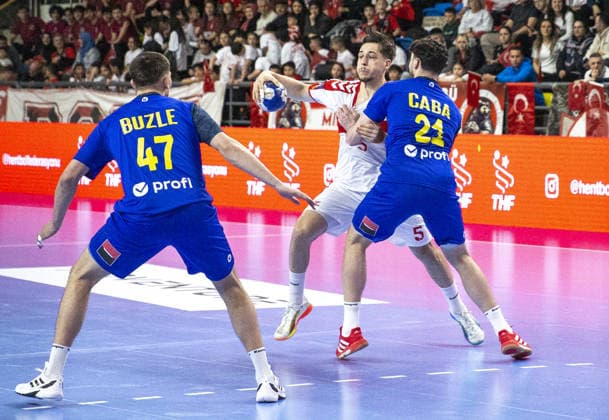 Turkiye v Romania - 2027 World Men s Handball Championship BOLU, TURKIYE - MARCH 19: Sadik Emre Herseklioglu (C) of Turkiye in action against Caba (21) of Romania during the second round of the 2027 Men s World Handball Championship European Qualifiers between Turkiye and Romania at Bolu Karacayir Indoor Sports Hall in Bolu, Turkiye on March 19, 2026. Zafer Goder Anadolu Bolu Turkey. Editorial use only. Please get in touch for any other usage.  Copyright: x2026xAnadoluxZaferxGoderx