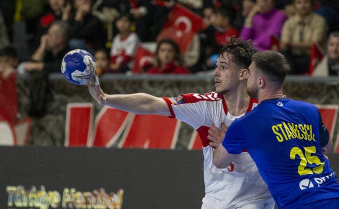 Turkiye v Romania - 2027 World Men s Handball Championship BOLU, TURKIYE - MARCH 19: Sadik Emre Herseklioglu (back) of Turkiye in action against Stanescu (25) of Romania during the second round of the 2027 Men s World Handball Championship European Qualifiers between Turkiye and Romania at Bolu Karacayir Indoor Sports Hall in Bolu, Turkiye on March 19, 2026. Zafer Goder Anadolu Bolu Turkey. Editorial use only. Please get in touch for any other usage.  Copyright: x2026xAnadoluxZaferxGoderx
