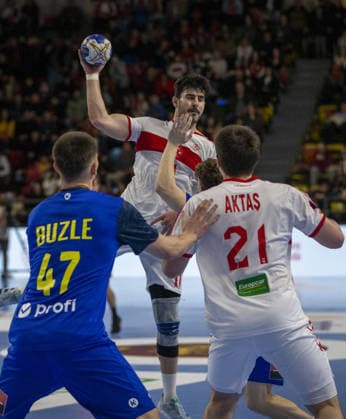Turkiye v Romania - 2027 World Men s Handball Championship BOLU, TURKIYE - MARCH 19: Doruk Pehlivan (back) of Turkiye in action against Buzle (47) of Romania during the second round of the 2027 Men s World Handball Championship European Qualifiers between Turkiye and Romania at Bolu Karacayir Indoor Sports Hall in Bolu, Turkiye on March 19, 2026. Zafer Goder Anadolu Bolu Turkey. Editorial use only. Please get in touch for any other usage.  Copyright: x2026xAnadoluxZaferxGoderx
