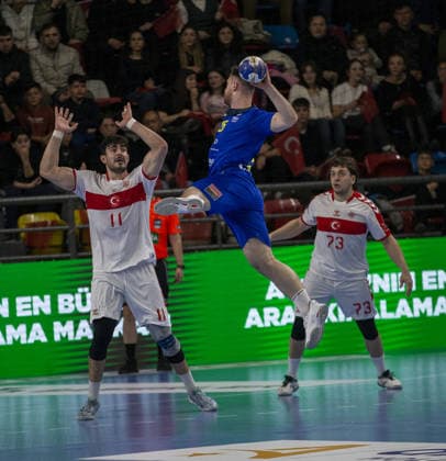 Turkiye v Romania - 2027 World Men s Handball Championship BOLU, TURKIYE - MARCH 19: Doruk Pehlivan (L) of Turkiye in action during the second round of the 2027 Men s World Handball Championship European Qualifiers between Turkiye and Romania at Bolu Karacayir Indoor Sports Hall in Bolu, Turkiye on March 19, 2026. Zafer Goder Anadolu Bolu Turkey. Editorial use only. Please get in touch for any other usage.  Copyright: x2026xAnadoluxZaferxGoderx