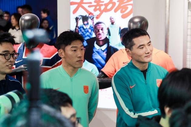 SHANGHAI, CHINA - MARCH 19: China men s national football team head coach Shao Jiayi and football player Zhu Chenjie attend the launch event of the new home and away kits for the China National Football Team as the 2026 FIFA World Cup, WM, Weltmeisterschaft, Fussball approaches on March 19, 2026 in Shanghai, China.  Copyright: xVCGx 111629304691