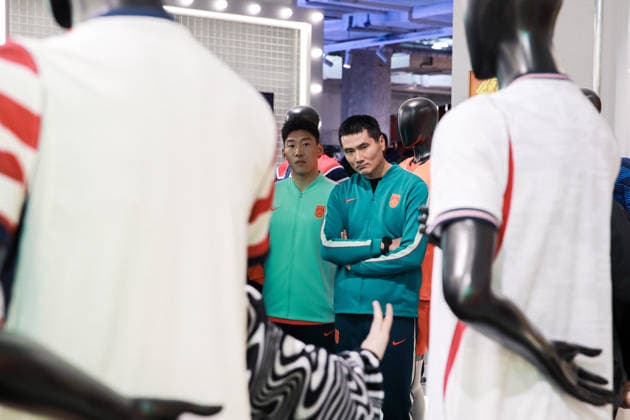 SHANGHAI, CHINA - MARCH 19: China men s national football team head coach Shao Jiayi and football player Zhu Chenjie attend the launch event of the new home and away kits for the China National Football Team as the 2026 FIFA World Cup, WM, Weltmeisterschaft, Fussball approaches on March 19, 2026 in Shanghai, China.  Copyright: xVCGx 111629304692