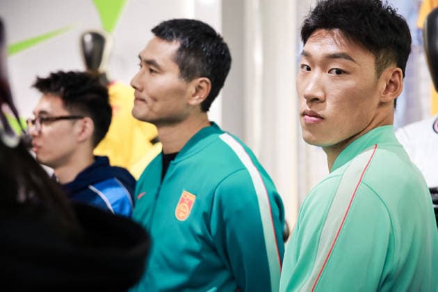 SHANGHAI, CHINA - MARCH 19: China men s national football team head coach Shao Jiayi and football player Zhu Chenjie attend the launch event of the new home and away kits for the China National Football Team as the 2026 FIFA World Cup, WM, Weltmeisterschaft, Fussball approaches on March 19, 2026 in Shanghai, China.  Copyright: xVCGx 111629304694