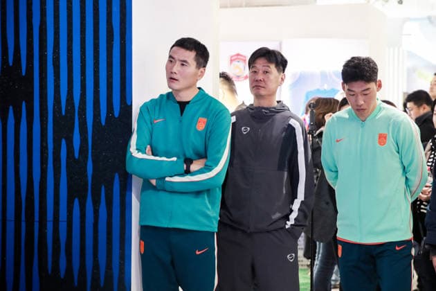 SHANGHAI, CHINA - MARCH 19: China men s national football team head coach Shao Jiayi, football player Zhu Chenjie and football coach Li Xiaopeng attend the launch event of the new home and away kits for the China National Football Team as the 2026 FIFA World Cup, WM, Weltmeisterschaft, Fussball approaches on March 19, 2026 in Shanghai, China.  Copyright: xVCGx 111629304696
