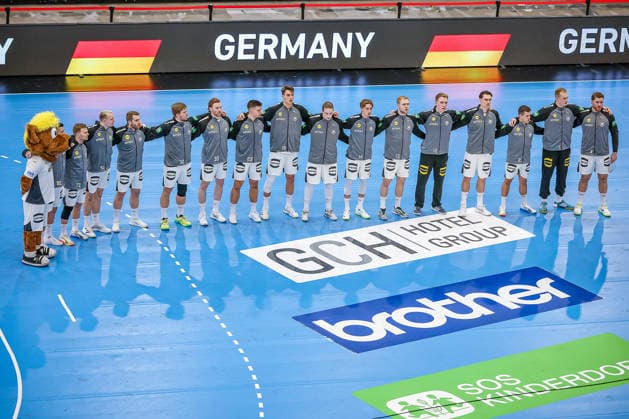 19 03 2026, Handball, Mens international match, Germany Egypt, Westfalenhalle Dortmund The German team stands together arm in arm during the national anthem North Rhine-Westphalia Germany
