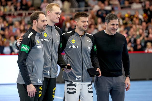 19 03 2026, Handball, international match men, Germany Egypt, Westfalenhalle Dortmund Honoring before the match Justus Fischer Germany 54 and Renars Uscins Germany 23 are awarded North Rhine-Westphalia Germany