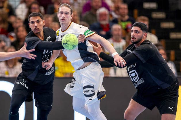 19 03 2026, Handball, international match men, Germany Egypt, Westfalenhalle Dortmund Juri Knorr Germany 15 has to fight for the ball in a duel against Mohab Saied Egypt 48 Mahmoud Abdelaziz Egypt 35 North Rhine-Westphalia Germany