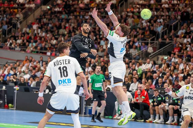 19 03 2026, Handball, international match men, Germany Egypt, Westfalenhalle Dortmund Seif Elderea Egypt 45 throws the ball on goal past Julian Köster Germany 18 Johannes Golla Germany 04 North Rhine-Westphalia Germany