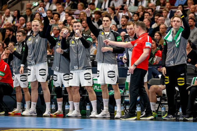19 03 2026, Handball, international match men, Germany Egypt, Westfalenhalle Dortmund Tim Freihöfer Germany 02 Justus Fischer Germany 54 Lukas Mertens Germany 36 Jannik Kohlbacher Germany 80 Miro Schluroff Germany 05 Head coach Alfred Gislason Germany hc gesticulating next to Tom Kiesler Germany 30 Lasse Ludwig Germany 12 stand cheering on the sidelines North Rhine-Westphalia Germany