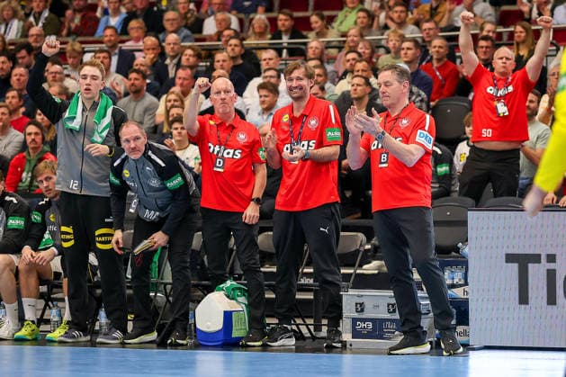 19 03 2026, Handball, international match men, Germany Egypt, Westfalenhalle Dortmund The coaching team around xghe stands clapping and cheering on the sidelines North Rhine-Westphalia Germany