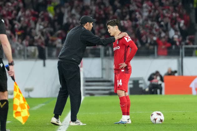 Julian Schuster SC Freiburg, Coach in conversation with Yuito Suzuki SC Freiburg, 14 , Germany, Football, UEFA Europa League, Round of 16, Second leg, 2025 2026, SC Freiburg vs KRC Genk, 19 03 2026, Europa Park Stadion, Freiburg, Germany Freiburg Europa Park Stadion Baden Württemberg Germany Copyright: xArnexAmbergx