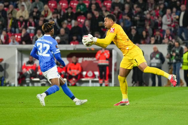 UEFA Europa League SC Freiburg vs KRC Genk, 19 03 2026 Noah Atubolu SC Freiburg, 1 who gets to the ball before Noah Adedeji KRC Genk, 32 UEFA Europa League SC Freiburg vs KRC Genk, Europa Park Stadion, 19 03 2026 Copyright: xBEAUTIFULxSPORTS Boscox
