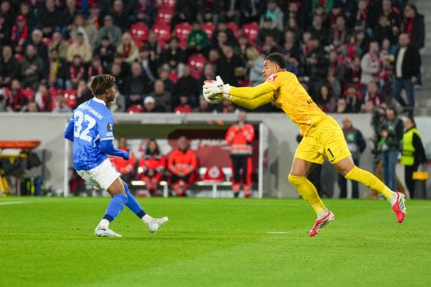 UEFA Europa League SC Freiburg vs KRC Genk, 19 03 2026 Noah Atubolu SC Freiburg, 1 who gets to the ball before Noah Adedeji KRC Genk, 32 UEFA Europa League SC Freiburg vs KRC Genk, Europa Park Stadion, 19 03 2026 Copyright: xBEAUTIFULxSPORTS Boscox