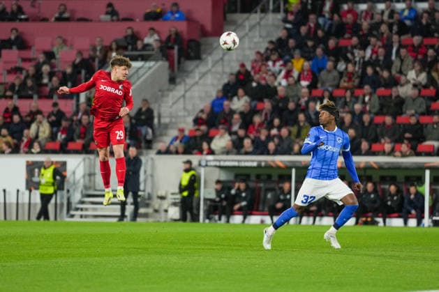 UEFA Europa League SC Freiburg vs KRC Genk, 19 03 2026 Philipp Treu SC Freiburg, 29 who puts the header towards Noah Atubolu SC Freiburg, 1 and does not reckon with Noah Adedeji KRC Genk, 32 UEFA Europa League SC Freiburg vs KRC Genk, Europa Park Stadion, 19 03 2026 Copyright: xBEAUTIFULxSPORTS Boscox