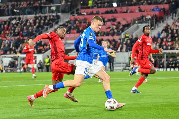 Daan Heymans KRC Genk, 38 on the ball in front of Bruno Ogbus SC Freiburg, 43 GER, SC Freiburg KRC Genk, football, Europa League, round of 16, 2025 2026 season, 19 03 2026 GER, SC Freiburg KRC Genk, football, Europa League, round of 16, 2025 2026 season, 19 03 2026 Freiburg Copyright: xEibner-Pressefoto ThomasxHessx EP_THS