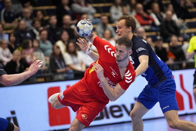 Radojica Cepic of Montenegro and Lukas Hammarberg of Finland during the World Championship, WM, Weltmeisterschaft men 2027 qualification Europe phase 2 match between Finland and Montenegro at the Vantaa Arena on 19th March in Vantaa, Finland. (Kalle Parkkinen Newspix24)  Copyright: xKallexParkkinenx NP24kp0384