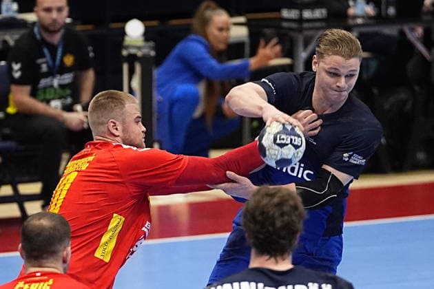 Miodrag Corsovic of Montenegro and Miska Henriksson of Finland during the World Championship, WM, Weltmeisterschaft men 2027 qualification Europe phase 2 match between Finland and Montenegro at the Vantaa Arena on 19th March in Vantaa, Finland. (Kalle Parkkinen Newspix24)  Copyright: xKallexParkkinenx NP24kp0385
