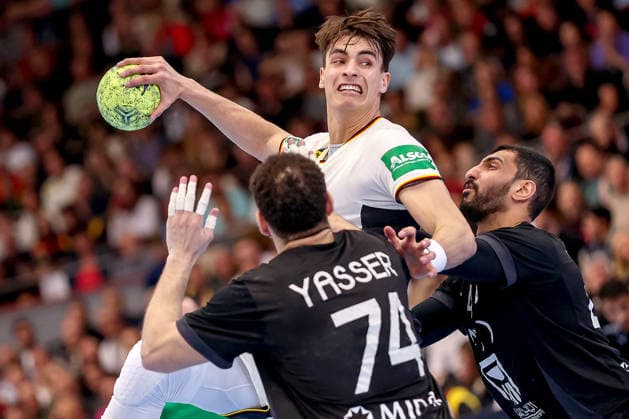 19 03 2026, Handball, international match men, Germany Egypt, Westfalenhalle Dortmund Julian Köster Germany 18 throws the ball on goal against Yasser Seif Egypt 74 North Rhine-Westphalia Germany