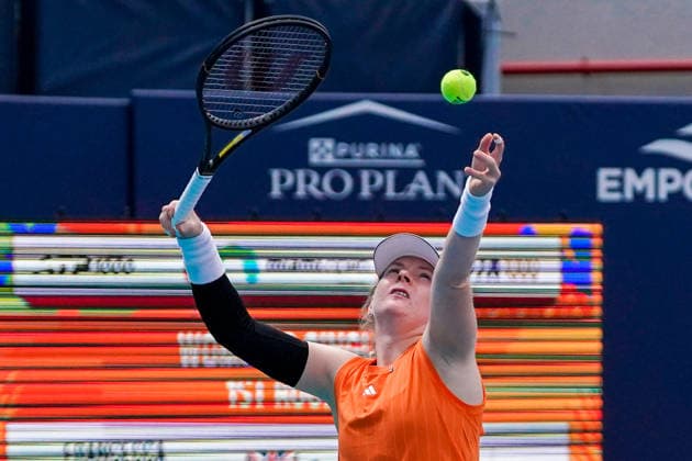 March 19, 2026, Miami Gardens, Florida, USA: Francesca Jones (GBR) serves to Venus Williams (not pictured) during the first round of the 2026 Miami Open presented by Itau at Hard Rock Stadium. Miami Gardens USA - ZUMAw109 20260319_fap_w109_005 Copyright: xDebbyxWongx