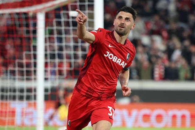 19 03 2026, xrekx, Football UEFA Europa League, SC Freiburg KRC Genk v l Torjubel nach dem Tor zum celebrating the goal celebrate 3 1 durch Vincenzo Grifo SC Freiburg DFL DFB REGULATIONS PROHIBIT ANY USE OF PHOTOGRAPHS as IMAGE SEQUENCES and or QUASI VIDEO Freiburg