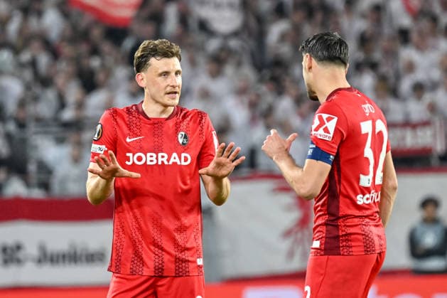 Maximilian Eggestein SC Freiburg, 08 , Vincenzo Grifo SC Freiburg, 32 in conversation GER, SC Freiburg KRC Genk, Football, Europa League, round of 16, 2025 2026 season, 19 03 2026 GER, SC Freiburg KRC Genk, Football, Europa League, round of 16, 2025 2026 season, 19 03 2026 Freiburg Copyright: xEibner-Pressefoto ThomasxHessx EP_THS