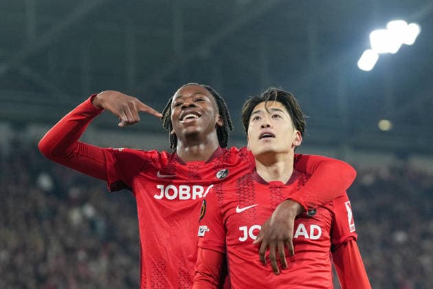 Johan Manzambi SC Freiburg, 44 , Yuito Suzuki SC Freiburg, 14 goal celebration, emotion, goal shot, finish, goal success, goal, goal , Germany, football, UEFA Europa League, round of 16, second leg, 2025 2026, SC Freiburg vs KRC Genk, 19 03 2026, Europa Park Stadion, Freiburg, Germany Freiburg Europa Park Stadion Baden Württemberg Germany Copyright: xArnexAmbergx