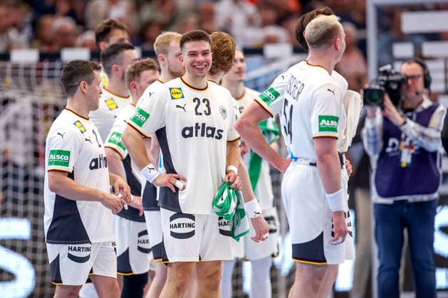 19 03 2026, Handball, Mens international match, Germany Egypt, Westfalenhalle Dortmund Closing cheers after the 41 38 victory Renars Uscins Germany 23 cheering laughing joy next to Justus Fischer Germany 54 North Rhine-Westphalia Germany