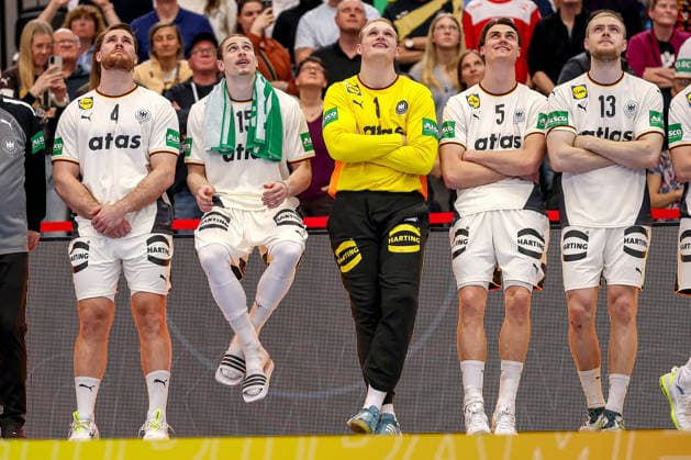 19 03 2026, Handball, Mens international match, Germany Egypt, Westfalenhalle Dortmund Impressions of the award ceremony for the 2026 European Championship runners-up after the match The players are honored for their second place at the European Championship The team looks spellbound at the scoreboard on which a film is shown L R Johannes Golla Germany 04 Juri Knorr Germany 15 David Späth Germany 01 Miro Schluroff Germany 05 Matthes Langhoff Germany 13 North Rhine-Westphalia Germany