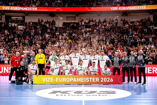 19 03 2026, Handball, Mens international match, Germany Egypt, Westfalenhalle Dortmund Impressions of the award ceremony for the 2026 European Championship runners-up after the match The players are honored for second place at the European Championship Team photo Team photo Award ceremony Group photo Back players David Späth Germany 01 Juri Knorr Germany 15 Matthes Langhoff Germany 13 Julian Köster Germany 18 Justus Fischer Germany 54 Franz Semper Germany 32 Jannik Kohlbacher Germany 80 Front players Johannes Golla Germany 04 Miro Schluroff Germany 05 Mathis Häseler Germany 14 Tom Kiesler Germany 30 Renars Uscins Germany 23 Lukas Mertens Germany 36 next to head coach Alfred Gislason Germany hc and his coaching team Staff Nordrhein Westfalen Germany
