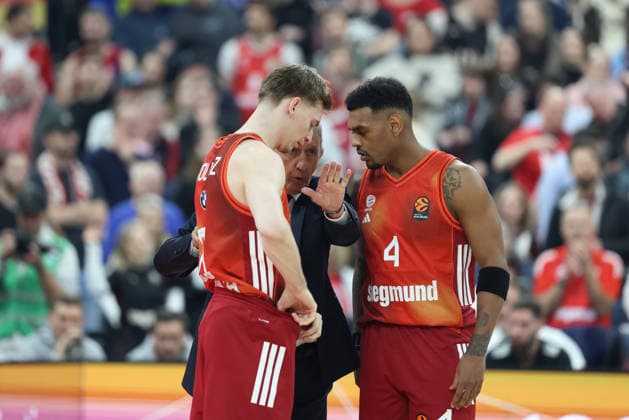 Svetislav Pesic FC Bayern Basketball, Head Coach in conversation with Justuz Hollatz FC Bayern Basketball, 21 and Xavier Rathan Mayes FC Bayern Basketball, 04 , GER, FC Bayern Basketball vs Dubai Basketball, Basketball, Euroleague, Matchday 32, 2025 2026 season, 19 03 2026, GER, FC Bayern Basketball vs Dubai Basketball, Basketball, Euroleague, Matchday 32, 2025 2026 season, 19 03 2026 Munich Copyright: xEibner-Pressefoto JennixMaulx EP_JML