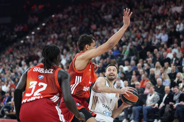 Aleksa Avramovic Dubai Basketball, 04 with Oscar da Silva FC Bayern Basketball, 01 and Wenyen Gabriel FC Bayern Basketball, 32 , GER, FC Bayern Basketball vs Dubai Basketball, Basketball, Euroleague, Matchday 32, 2025 2026 season, 19 03 2026, GER, FC Bayern Basketball vs Dubai Basketball, Basketball, Euroleague, Matchday 32, 2025 2026 season, 19 03 2026 Munich Copyright: xEibner-Pressefoto JennixMaulx EP_JML