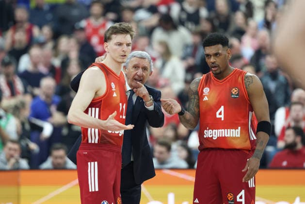 Svetislav Pesic FC Bayern Basketball, Head Coach in conversation with Justuz Hollatz FC Bayern Basketball, 21 and Xavier Rathan Mayes FC Bayern Basketball, 04 , GER, FC Bayern Basketball vs Dubai Basketball, Basketball, Euroleague, Matchday 32, 2025 2026 season, 19 03 2026, GER, FC Bayern Basketball vs Dubai Basketball, Basketball, Euroleague, Matchday 32, 2025 2026 season, 19 03 2026 Munich Copyright: xEibner-Pressefoto JennixMaulx EP_JML