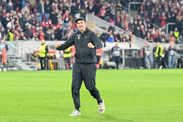 Julian Schuster SC Freiburg, Coach celebrates victory with the fans GER, SC Freiburg KRC Genk, Football, Europa League, Round of 16, Season 2025 2026, 19 03 2026 GER, SC Freiburg KRC Genk, Football, Europa League, Round of 16, Season 2025 2026, 19 03 2026 Freiburg Copyright: xEibner-Pressefoto ThomasxHessx EP_THS