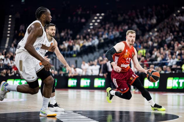 MUNICH, GERMANY - MARCH 19: Andreas Andi Obst (FC Bayern Muenchen, 13) controls the ball during the Turkish Airlines EuroLeague match between FC Bayern Muenchen vs.Dubai Basketball at SAP Garden on round 32 of Turkish Airlines EuroLeague on March 19, 2026 in Munich, Germany. Bavaria Germany Copyright: xSteffiexWunderlx