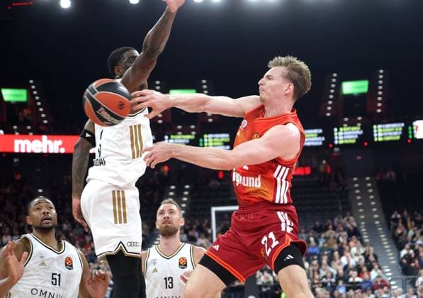 Bayerns 21 Justus HOLLATZ vs Dubais 3 BACON Basketball Bayern Dubai Euroleague, FC Bayern Basketball Dubai Basketball, Round 32, Season 2025 2026, on 19 03 2026 in Munich, S A P G A R D E N, Germany Source Copyright Credit Oryk HAIST xBASKETBALL-BAYERN-DUBAIx
