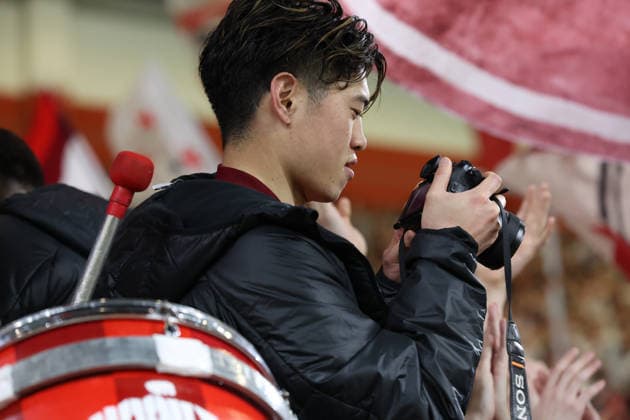 19 03 2026, xrekx, Football UEFA Europa League, SC Freiburg KRC Genk v l SC Freiburg Mannschaft im Block Mannschaft, Spieler, jubeln nach Spielende, Team, Player, celebrate at the end of the match Yuito Suzuki SC Freiburg mit einer Kamera DFL DFB REGULATIONS PROHIBIT ANY USE OF PHOTOGRAPHS as IMAGE SEQUENCES and or QUASI VIDEO Freiburg