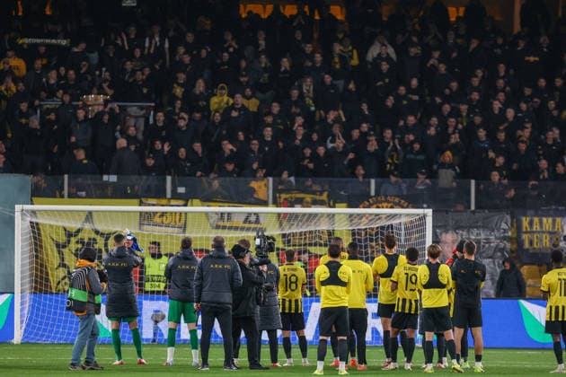 AEK Athens v NK Celje UEFA Europa League AEK Athens players thank their supporters during the UEFA Europa League Round of 16 Second Leg match at Allwyn Arena, Athens 19 03 2026 UK Newspapers OUT Copyright: xYannisxHalasx FIL-23160-0058