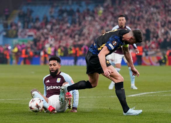 Birmingham, England, 19th March 2026. Douglas Luiz of Aston Villa tackles Olivier Giroud of LOSC Lille who cliams a penalty during the Aston Villa vs LOSC Lille UEFA Europa League round of 16 match at Villa Park, Birmingham. Picture credit should read: Andrew Yates Sportimage EDITORIAL USE ONLY. No use with unauthorised audio, video, data, fixture lists, club league logos or live services. Online in-match use limited to 120 images, no video emulation. No use in betting, games or single club league player publications. SPI_029_AY_Villa_Lille SPI-4627-0030