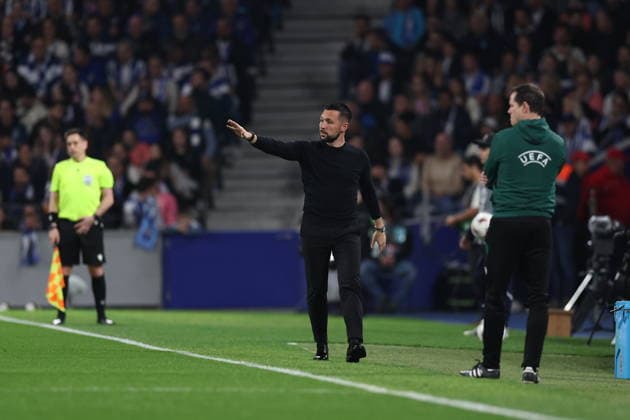 March 19, 2026, Porto, Porto, Portugal: Porto, Portugal - March 19, 2026 - Francesco Farioli Coach of Fc Porto gives instructions from the sideline during the UEFA Europa League match between Fc Porto and VfB Stuttgart at Estadio Dragao Uefa Europa League Fc Porto X VfB Stuttgart  - ZUMAe141 20260319_zsp_e141_021 Copyright: xLuisxEirasx