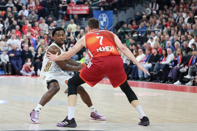 McKinley Wright IV Dubai Basketball, 25 with Johannes Voigtmann FC Bayern Basketball, 07 , GER, FC Bayern Basketball vs Dubai Basketball, Basketball, Euroleague, 32 Matchday, Season 2025 2026, 19 03 2026, GER, FC Bayern Basketball vs Dubai Basketball, Basketball, Euroleague, 32 Matchday, Season 2025 2026, 19 03 2026 Munich Copyright: xEibner-Pressefoto JennixMaulx EP_JML