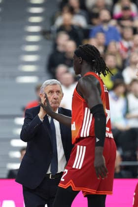 Svetislav Pesic FC Bayern Basketball, Head Coach claps with Wenyen Gabriel FC Bayern Basketball, 32 from GER, FC Bayern Basketball vs Dubai Basketball, Basketball, Euroleague, Matchday 32, Season 2025 2026, 19 03 2026, GER, FC Bayern Basketball vs Dubai Basketball, Basketball, Euroleague, Matchday 32, Season 2025 2026, 19 03 2026 Munich Copyright: xEibner-Pressefoto JennixMaulx EP_JML