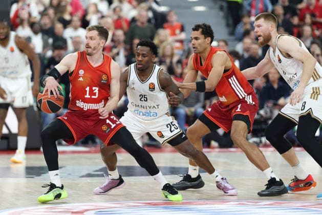 Andreas Obst FC Bayern Basketball, 13 with McKinley Wright IV Dubai Basketball, 25 and Oscar da Silva FC Bayern Basketball, 01 , with Davis Bertans Dubai Basketball, 08 , GER, FC Bayern Basketball vs Dubai Basketball, Basketball, Euroleague, Matchday 32, Season 2025 2026, 19 03 2026, GER, FC Bayern Basketball vs Dubai Basketball, Basketball, Euroleague, Matchday 32, Season 2025 2026, 19 03 2026 Munich Copyright: xEibner-Pressefoto JennixMaulx EP_JML