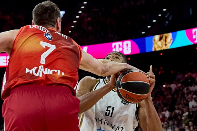 Turkish Airlines EuroLeague Basketball, FC Bayern Munich Basketball vs Dubai Basketball, Munich FC Bayern Basketball, Munich FC Bayern Basketball, Dubai Basketball, 2026 03 19 in Munich SAP Garden CABOCLO Bruno Dubai Basketball Center C Nr51 DUB51 , VOIGTMANN Johannes FC Bayern Munich Center C Nr7 BAY7 sportworld München SAP Garden Bayern Deutschland