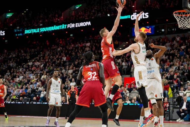Basketball, Euroleague, 20260319, FC Bayern Munich Dubai Basketball Pictured from l Niels GIFFEY Bayern, 5 , Davis BERTANS Dubai, 8 Munich SAP Garden Bayern Germany Copyright: Passion2Press.dex xMarkusxFischex