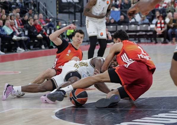 Dubais 25 WRIGHT IV between Bayerns 11 Vladimir LUCIC and Bayerns 1 Oscar DA SILVA Basketball Bayern Dubai Euroleague, FC Bayern Basketball Dubai Basketball, Round 32, Season 2025 2026, on 19 03 2026 in Munich, S A P G A R D E N, Germany Source Copyright Credit Oryk HAIST xBASKETBALL-BAYERN-DUBAIx